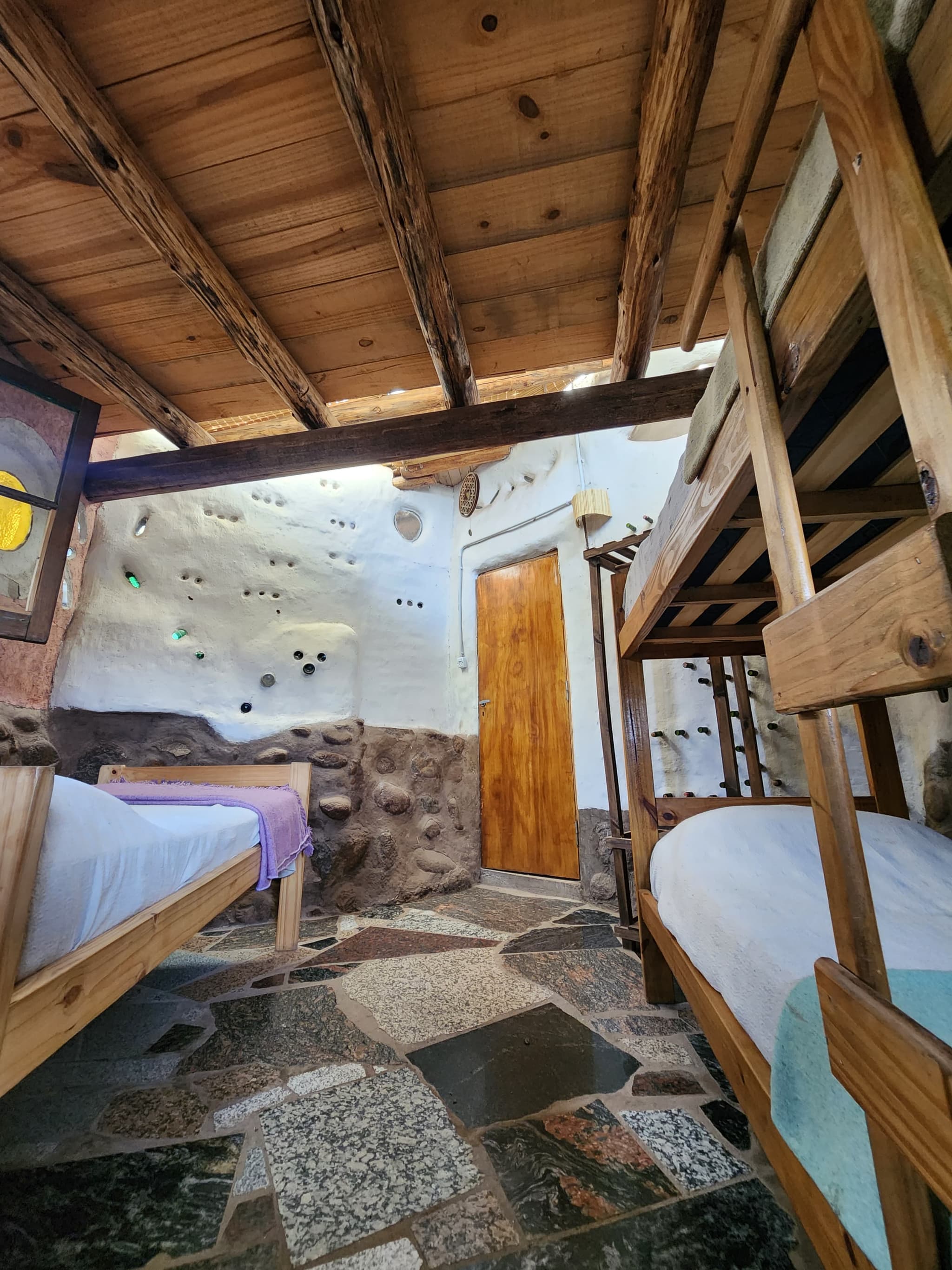 Habitación con literas y piso de piedra